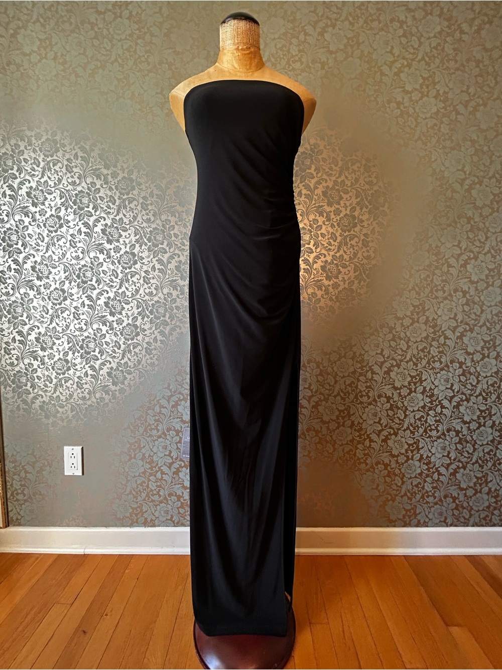 Le Chateau Elegant Classic Strapless Black Evening Gown Women’s Size Medium